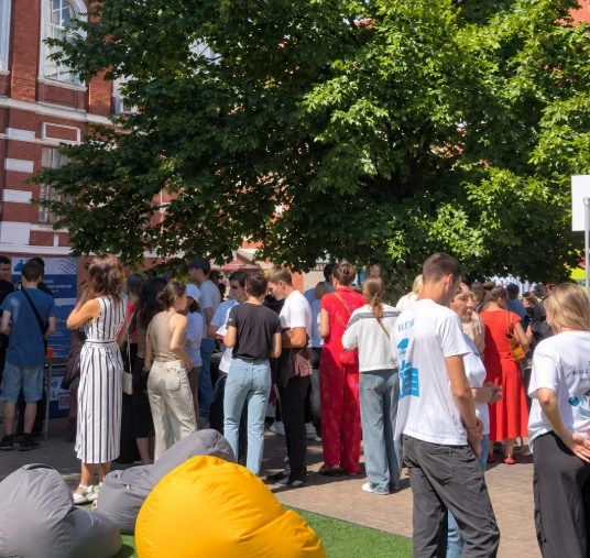 Студенти й студентки на урочистій лінійці в холі корпусу